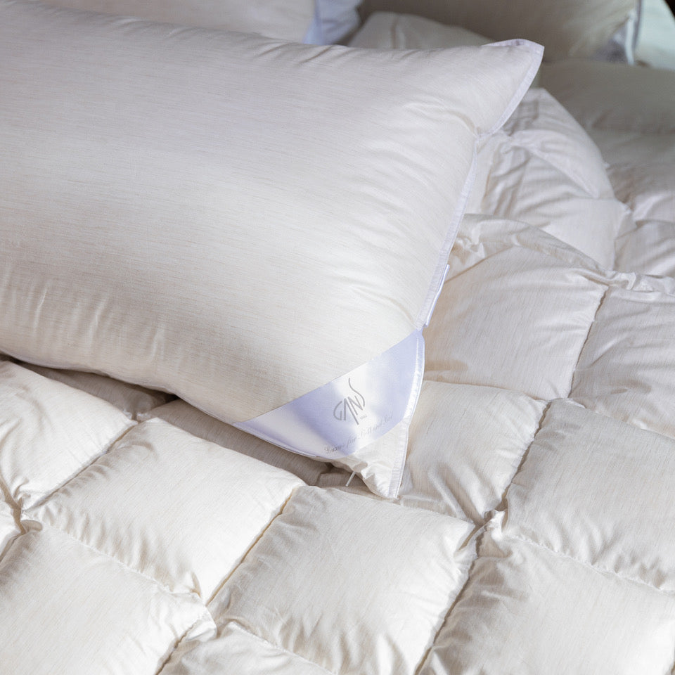 BEtt mit DAunendecke und Polster