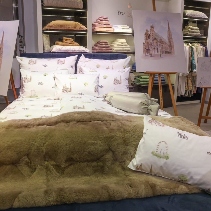 Bild Stephansdom hinter Bett mit Vienna Love Bettwäsche