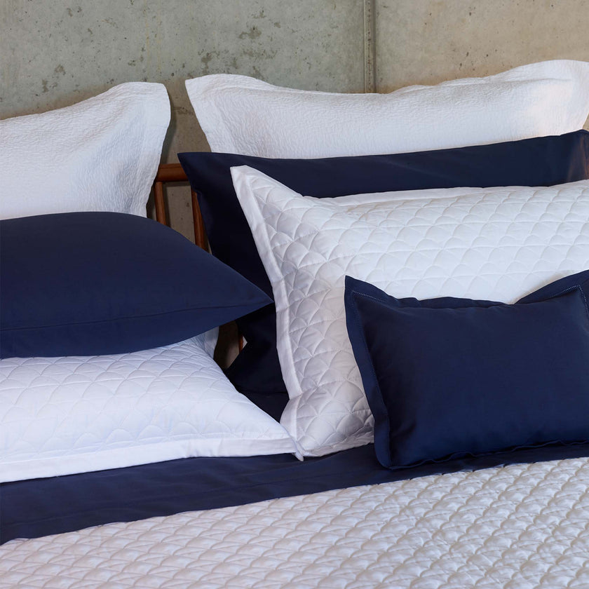 Suave_quilt_white_bed