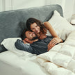 Paar im Bett mit Eiderdaune Decke