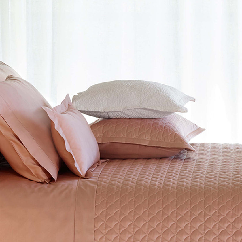 Suave_Quilt_pink_bedspread